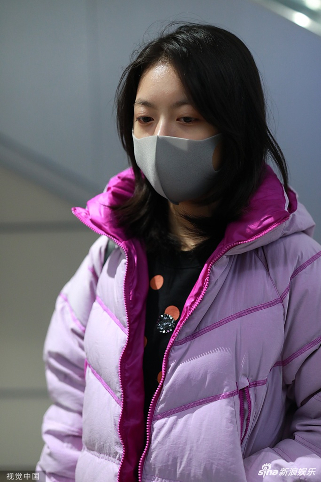 5/7新浪娱乐讯 11月29日,赵今麦现身上海机场,素颜戴着口罩,身穿粉红