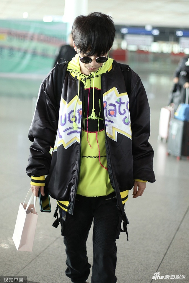 大张伟机场穿绿色卫衣嘻哈范十足 边走边整理刘海显反差萌_新浪图片
