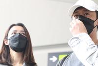 林峰与妻子穿情侣装现身机场 十指相扣并肩前行大撒狗粮