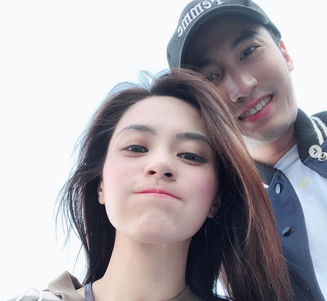 阿娇晒与老公赖弘国亲密合照 街头甜蜜贴脸大方秀恩爱