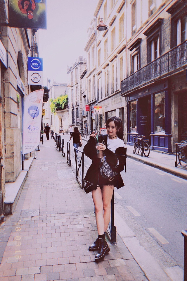 火箭少女吴宣仪晒甜美游客照