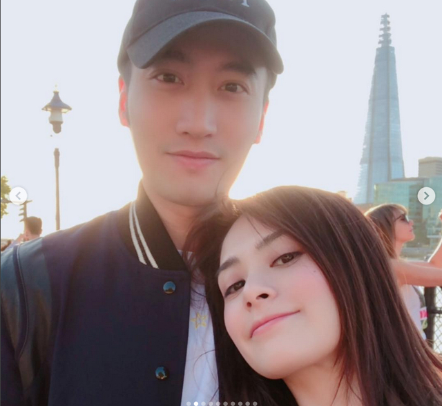 阿娇晒与老公赖弘国亲密合照 街头甜蜜贴脸大方秀恩爱