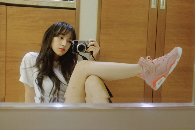 宇宙少女程潇晒美照 白t短裤对镜自拍大秀美腿_新浪图片