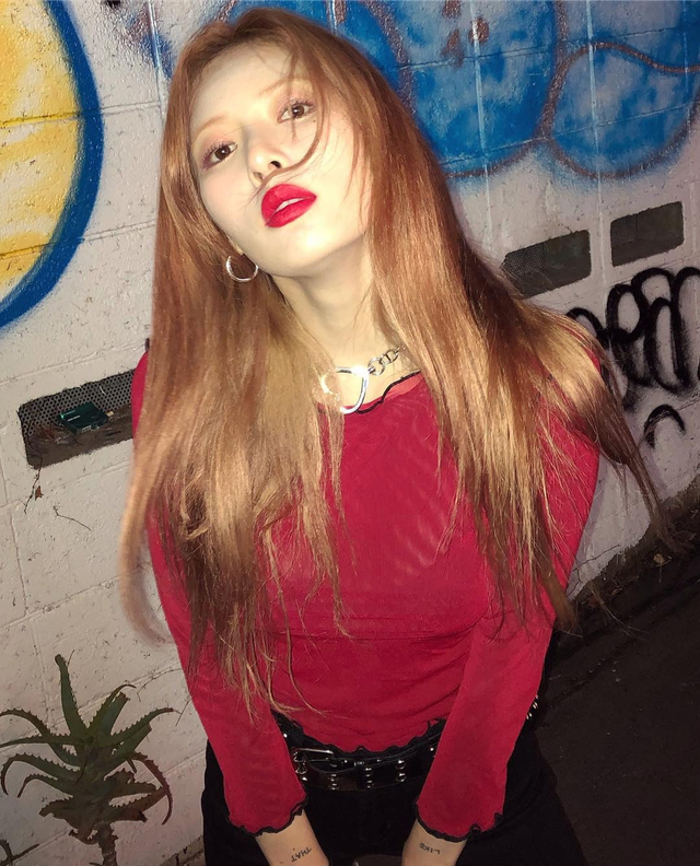 泫雅最新美照紧身衣搭配喇叭裤 俯视镜头眼神霸气_新浪图片