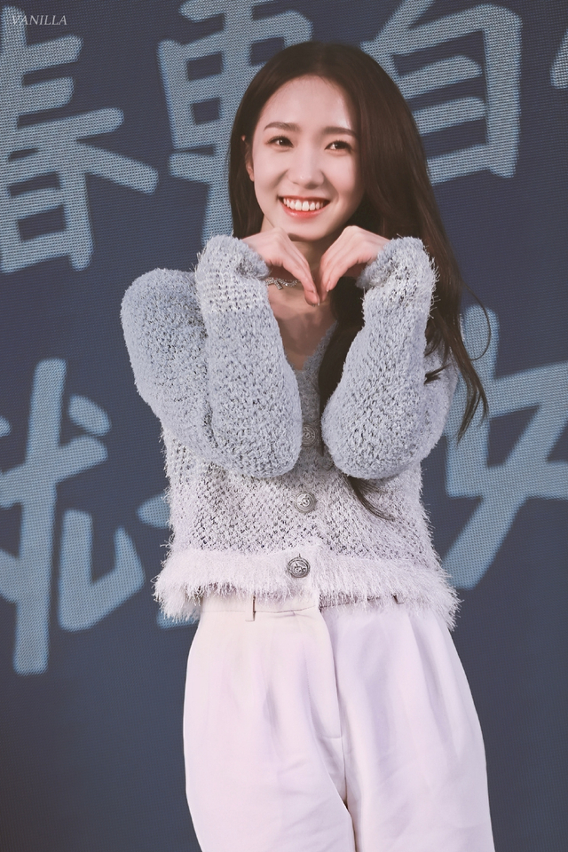 孟美岐穿蓝色毛衣气质温柔动人 歪头比心笑容甜美超少女