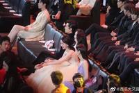 跑男回忆杀!微博之夜台下邓超回头给Baby分口香糖