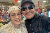 汪明荃置办年货偶遇周润发 发哥亲自掌镜与路人合影
