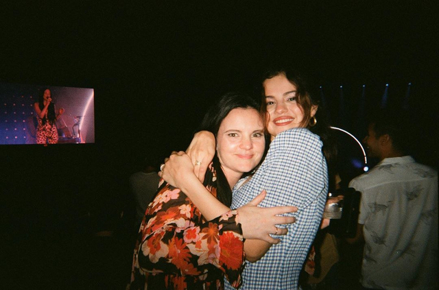 赛琳娜晒与闺蜜亲密合照 戴牛仔帽穿格子裙身材丰满_新浪图片