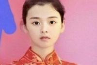 杨超越三年前当礼仪小姐旧照曝光 穿红色旗袍青涩纯真