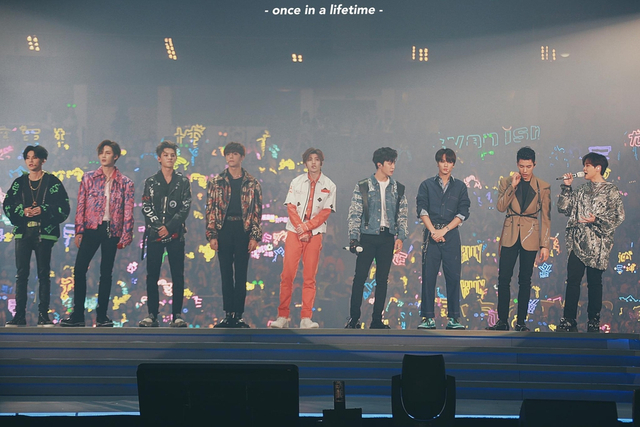 组图：NINEPERCENT告别演唱会九人合体开唱 粉丝台下比拼灯牌