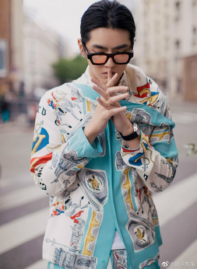 吴亦凡杂志黑色长发梳马尾辫 网友调侃像巩汉林小品造型_新浪图片