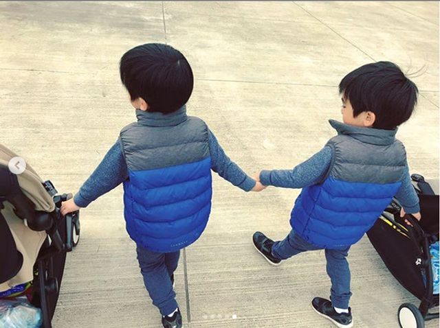 组图:林志颖娇妻晒双胞胎儿子吃冰淇淋 两宝笑容开心吐舌卖萌