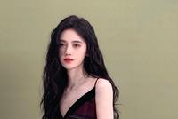 鞠婧祎表演险被自己绊倒 脚下乱七八糟脸上丝毫不慌