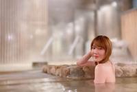 李彩桦日本旅游不见富商老公 泡温泉池边秀美背诱惑十足
