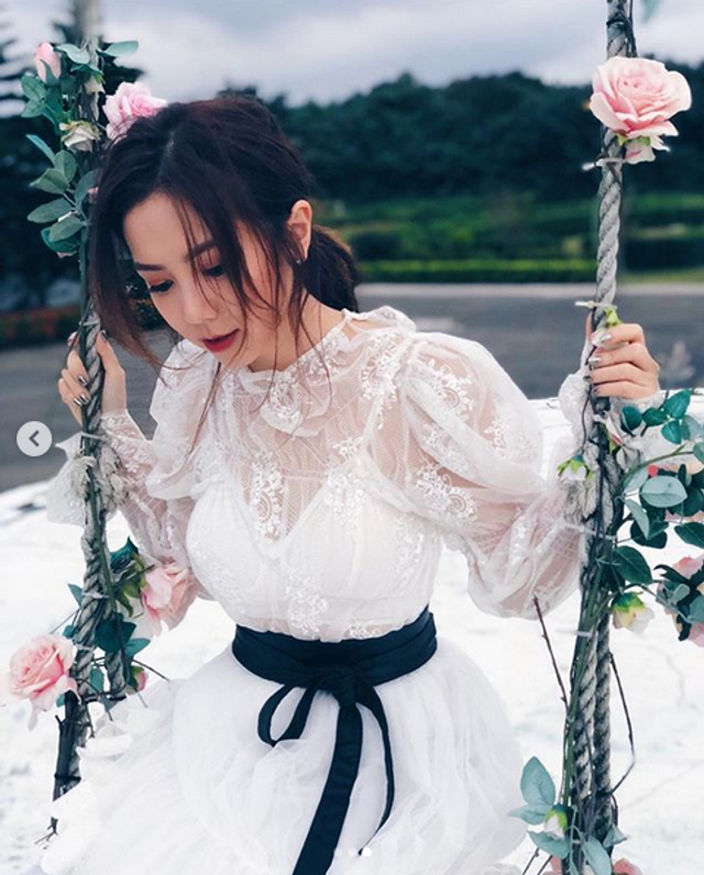 邓紫棋身穿白色纱裙荡秋千画面唯美 垂眸浅笑仙气十足