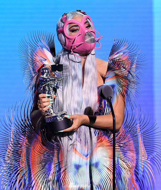 组图：VMA颁奖礼GagaA妹面罩造型首演新歌 麦莉亮片黑裙秀曲线