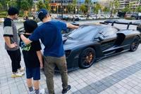 林志颖带儿子看周杰伦豪车 kimi身高猛长超过爸爸肩膀