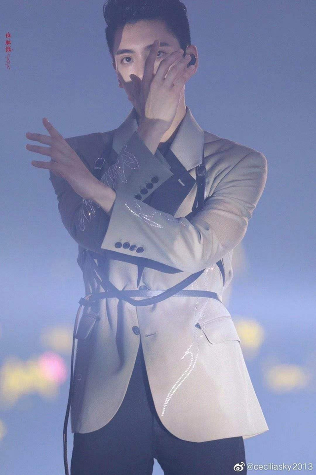 组图：NINEPERCENT告别演唱会九人合体开唱 粉丝台下比拼灯牌