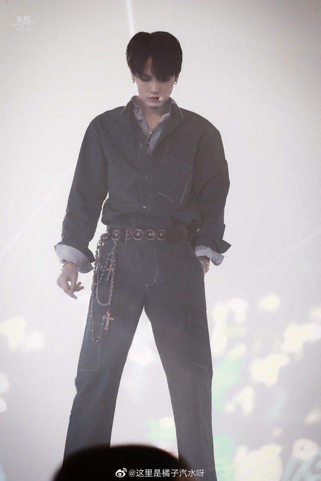 组图：NINEPERCENT告别演唱会九人合体开唱 粉丝台下比拼灯牌