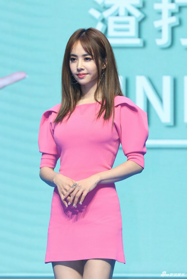 蔡依林穿紧身粉裙秀纤细美腿