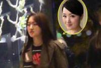 48岁杨钰莹穿打底短裙秀美腿 素颜被冻到表情显僵硬