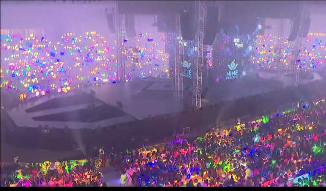 组图：NINEPERCENT告别演唱会九人合体开唱 粉丝台下比拼灯牌