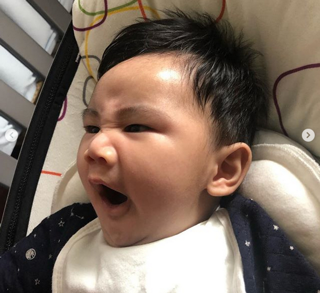 新浪娱乐讯 12月24日,张震岳儿子小谷沐满百日,张震岳未婚妻小涵晒出