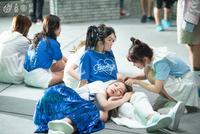 火箭少女孟美岐睡在Yamy腿上 赖美云晒图自侃动作似小猴子