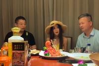 55岁温碧霞现身酒局应酬 全程眼神游离不适应