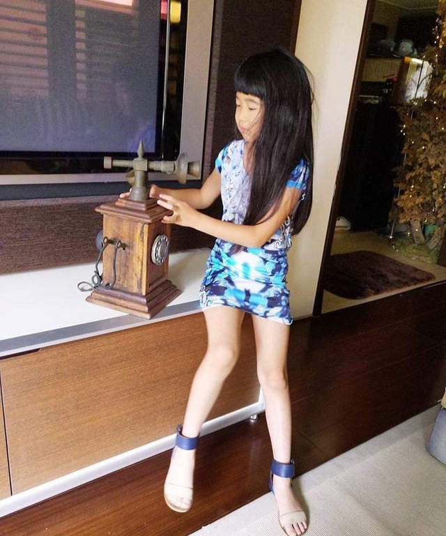 曹格女儿长大了!姐姐grace近照婴儿肥不见少女模样初见_新浪图片