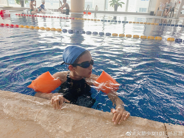 杨超越晒游泳照穿泳衣秀美背_新浪图片