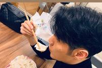 杨丞琳初次在李荣浩家过年 陪婆婆包饺子等李荣浩唱完春晚