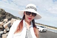53岁田震近照曝光 梳麻花辫涂红唇悠闲度假