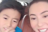 张柏芝母子三人路遇塞车 Lucas卷发扮酷Quintus活泼可爱