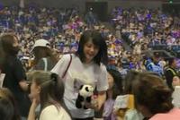 黄子韬妈妈被拍现身演唱会台下 瓜子脸大眼睛演值超高