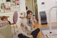 38岁张娜拉近照冻龄似少女 抱爱犬自拍笑容甜美