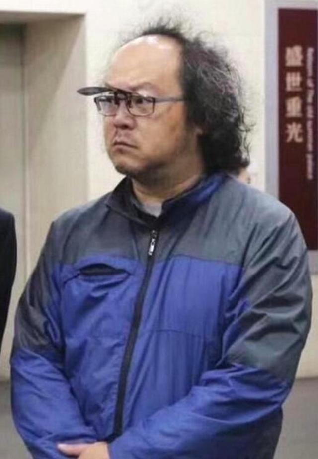 49歲竇唯近照戴翻蓋墨鏡