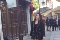 吴宣仪不惧寒风秀笔直美腿 纤细竹竿腿养眼