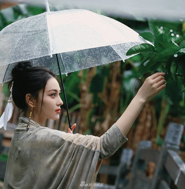张馨予雨天撑伞写真曝光 抬眸看雨五官精致动人_新浪图片