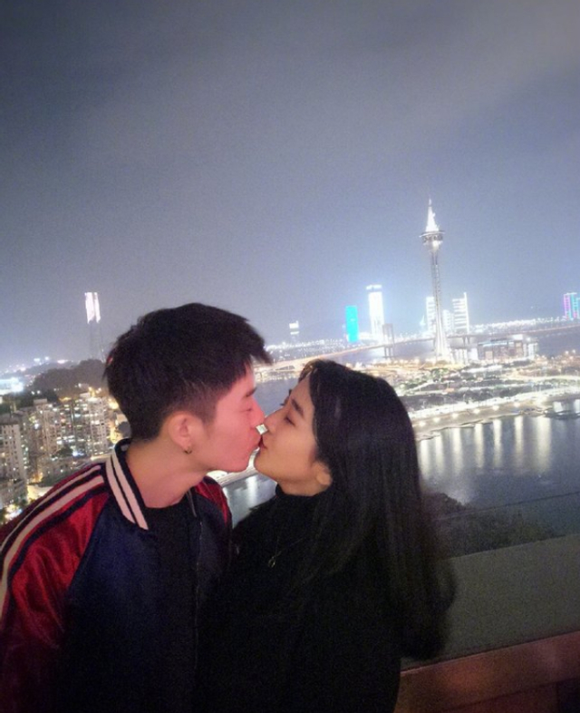 王栎鑫与女儿玩乐高眼神温柔 王唯伊坐爸爸肩头笑对镜头_新浪图片