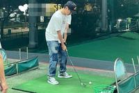 林俊杰新冠痊愈后现身 与父亲打高尔夫状态不错