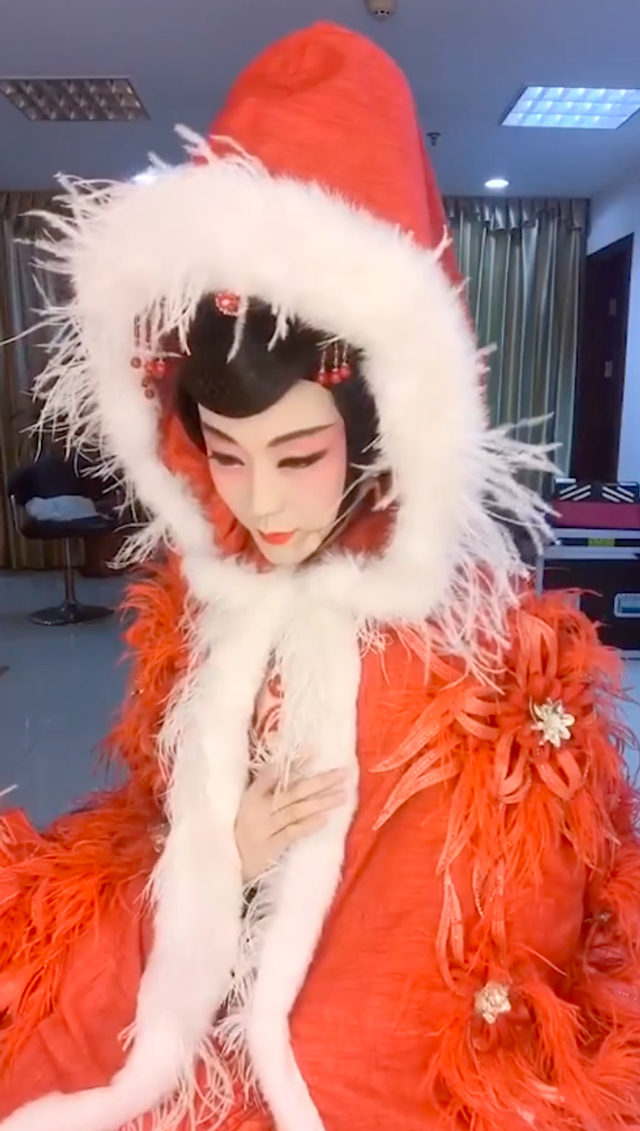 李玉刚身披红袍演昭君扮相美