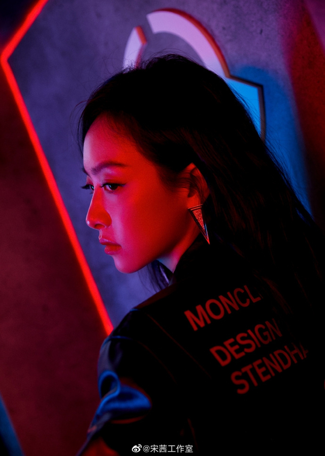 宋茜机化身超a机车女孩 戴金属耳饰玩眼神杀又飒又美