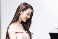 吉娜晒近照穿粉色礼裙弹钢琴 低头甜笑优雅温柔