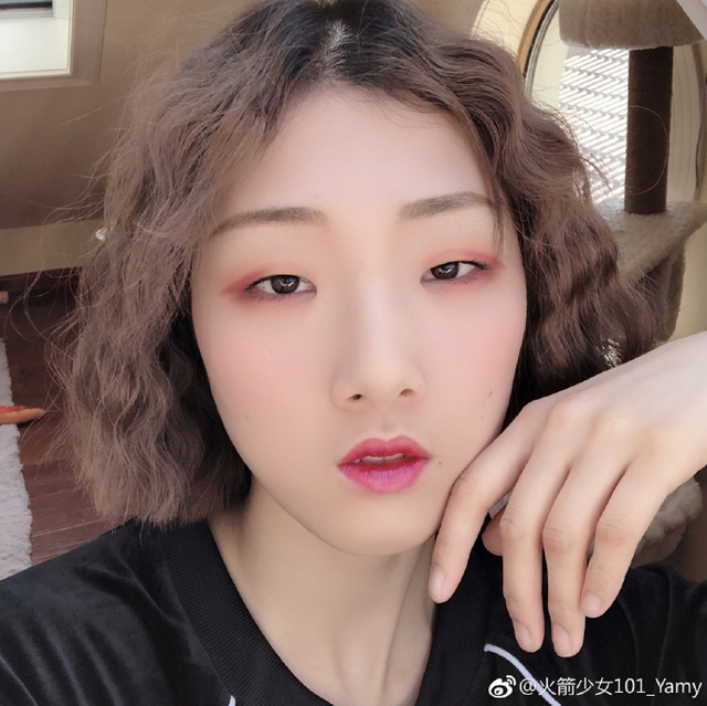 火箭少女yamy晒泡面头新造型 表情傲娇自称阿姨_新浪图片