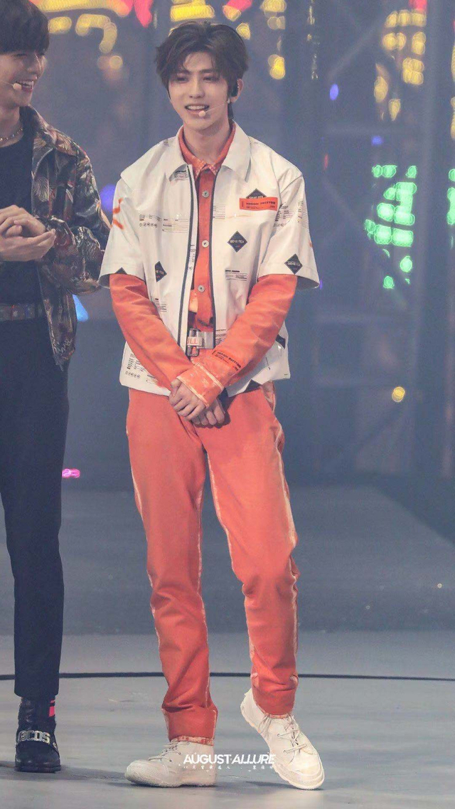 组图：NINEPERCENT告别演唱会九人合体开唱 粉丝台下比拼灯牌