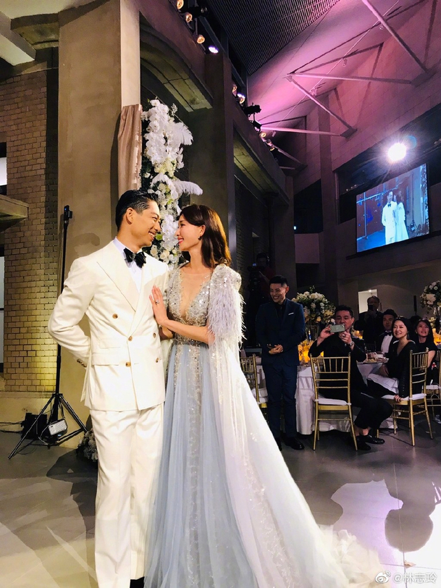 林志玲婚礼后一个月首晒自拍 对镜吃汤圆脸变圆润