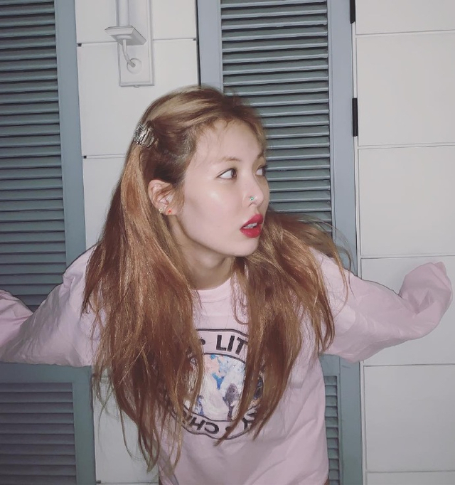 泫雅晒照罕见戴上鼻钉 毛毯上跪坐美腿纤细白嫩_新浪图片