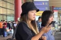 怀四胎了?何洁穿黑T现身 小腹隆起大腿粗壮疑怀孕