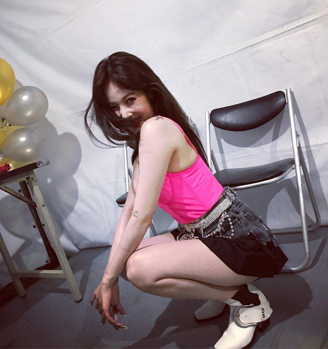 近日,小野马泫雅在公演活动中以一身粉红吊带搭配热辣短裤亮相,秀出